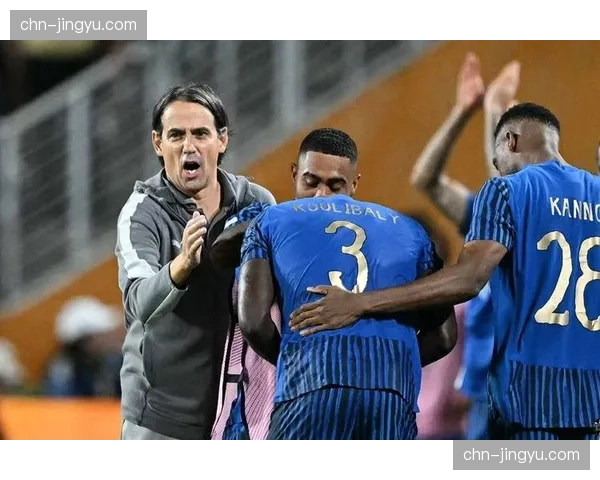 场边：因扎吉与对方教练马扎里在场边激烈争论，各吃一张黄牌。